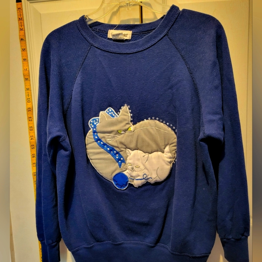 Vintage Gap sport sweat shirt with raised momma cat with kitten. Large.